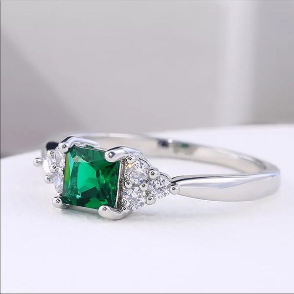 New Women’s 925 Silver Beautiful Emerald Ring - Picture 4 of 5